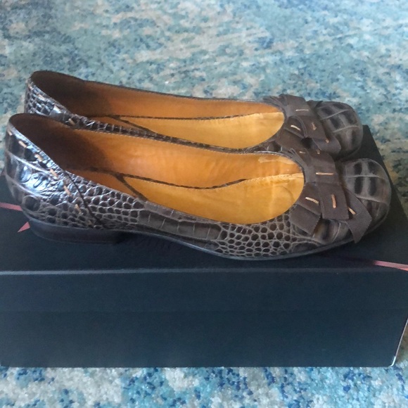 Vince Camuto Brown Leather Embossed Bow Flats 7.5 - Picture 2 of 6